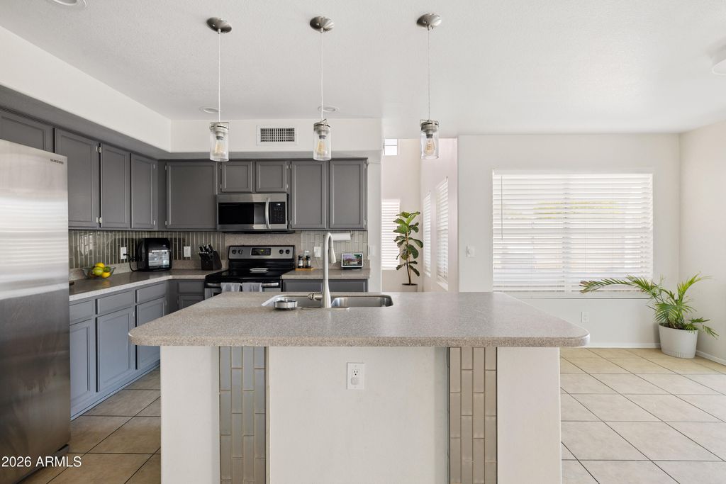 Image 6 of property listing at 8925 W TIERRA BUENA Lane, Peoria, AZ 85382