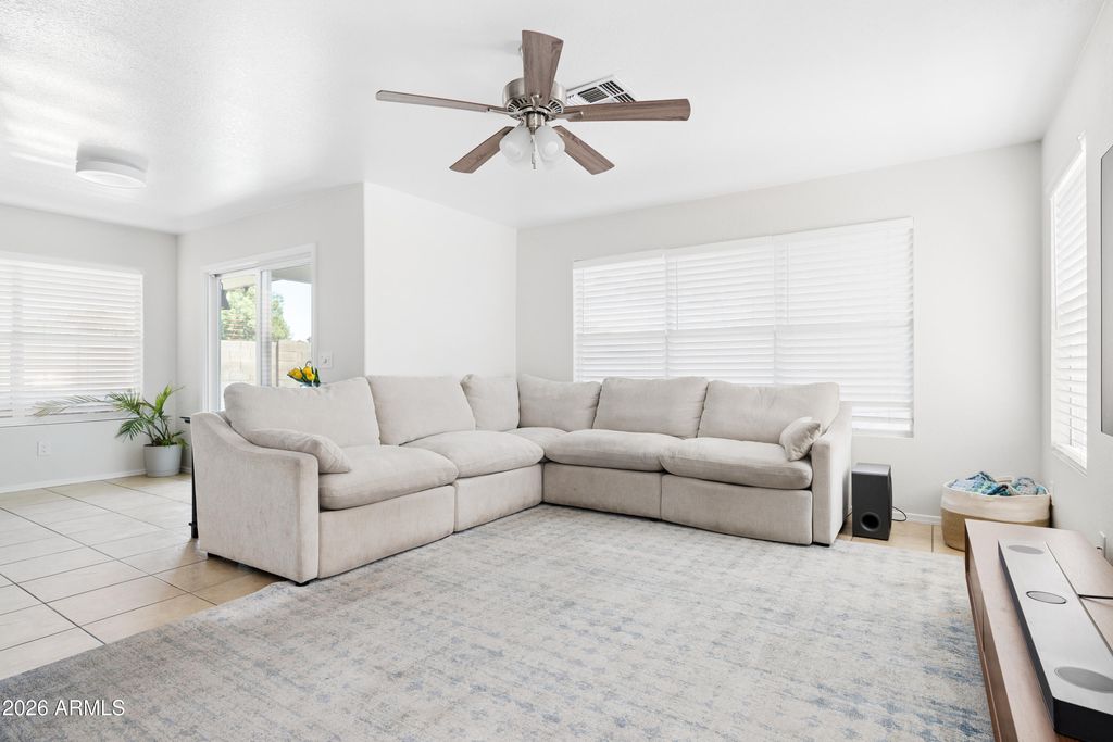 Image 9 of property listing at 8925 W TIERRA BUENA Lane, Peoria, AZ 85382