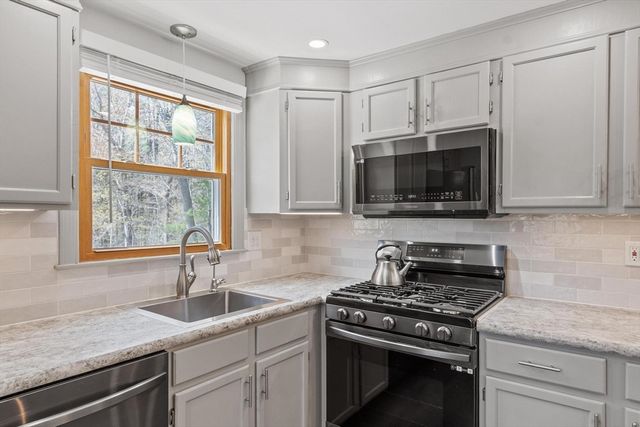 128 Beech St, Tewksbury, MA 01876