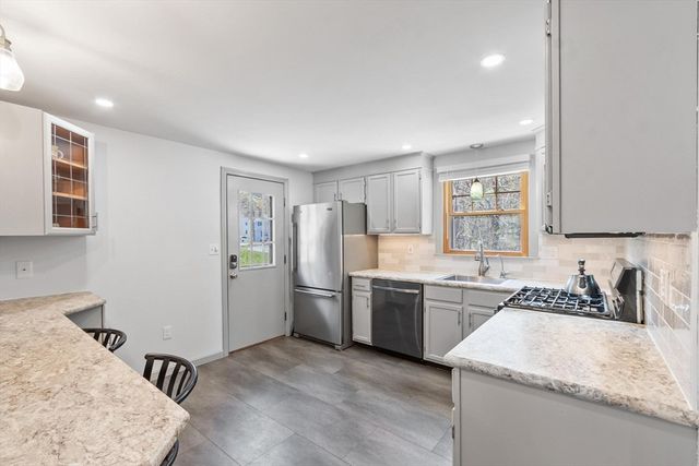 128 Beech St, Tewksbury, MA 01876