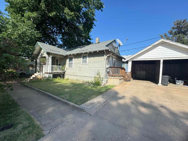 202 Park St, Winfield, KS 67156