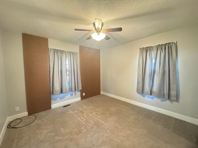 202 Park St, Winfield, KS 67156