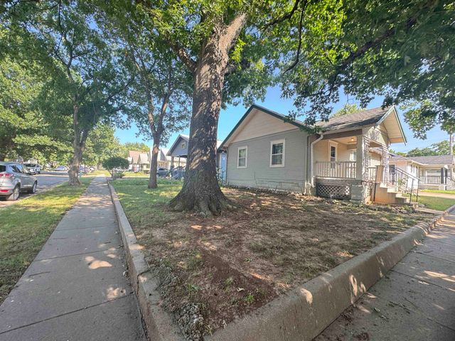 202 Park St, Winfield, KS 67156