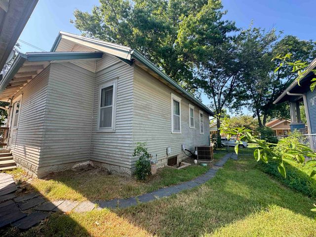 202 Park St, Winfield, KS 67156