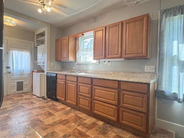 202 Park St, Winfield, KS 67156