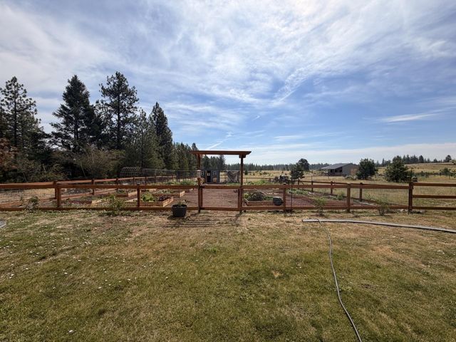 13616 W Pine Bluff Rd, Nine Mile Falls, WA 99026