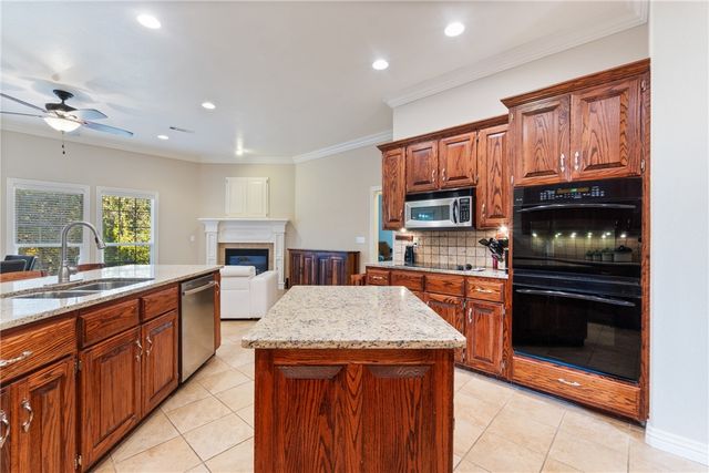13708 Crazy Horse Drive, Rogers, AR 72758