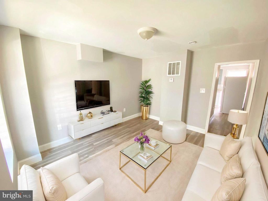 Image 3 of property listing at 107 S DEAN ST, Baltimore, MD 21224