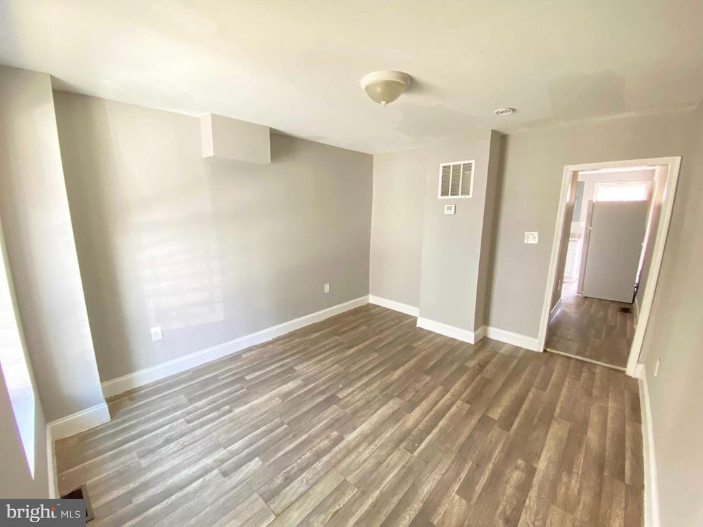 Image 4 of property listing at 107 S DEAN ST, Baltimore, MD 21224