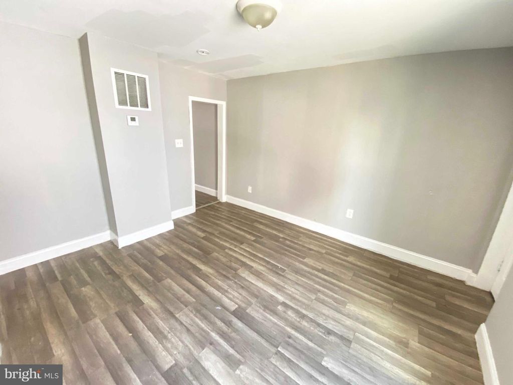 Image 6 of property listing at 107 S DEAN ST, Baltimore, MD 21224