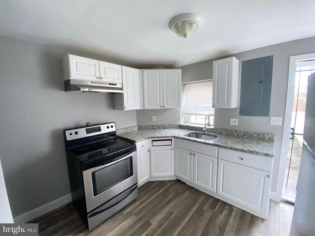 Image 7 of property listing at 107 S DEAN ST, Baltimore, MD 21224