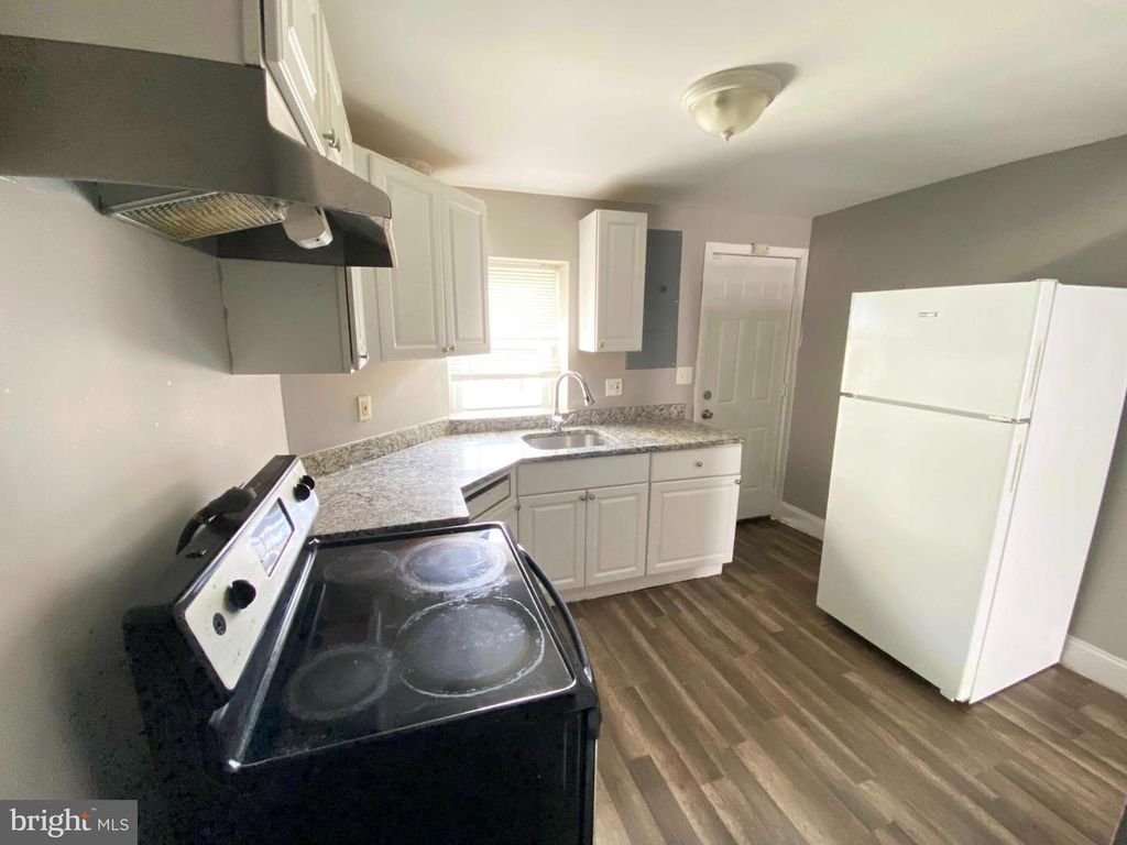 Image 8 of property listing at 107 S DEAN ST, Baltimore, MD 21224