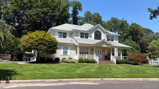 23 Flagpole Lane, East Setauket, NY 11733