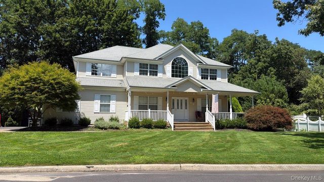 23 Flagpole Lane, East Setauket, NY 11733