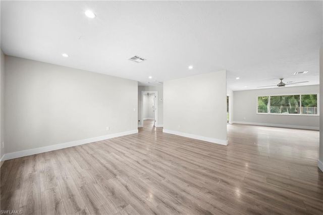 5750 Westport LN, Naples, FL 34116
