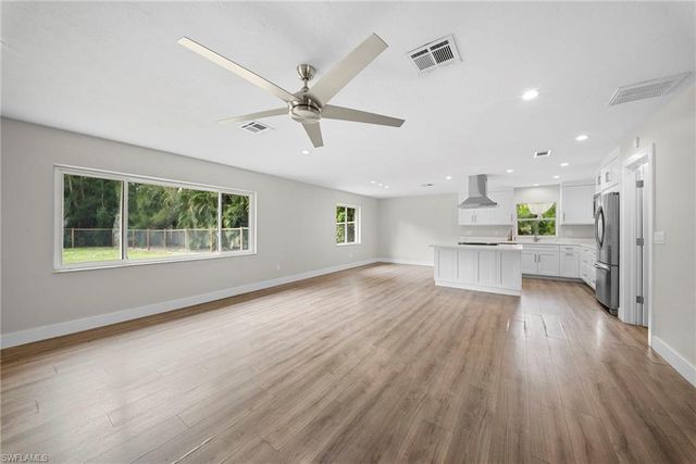 5750 Westport LN, Naples, FL 34116