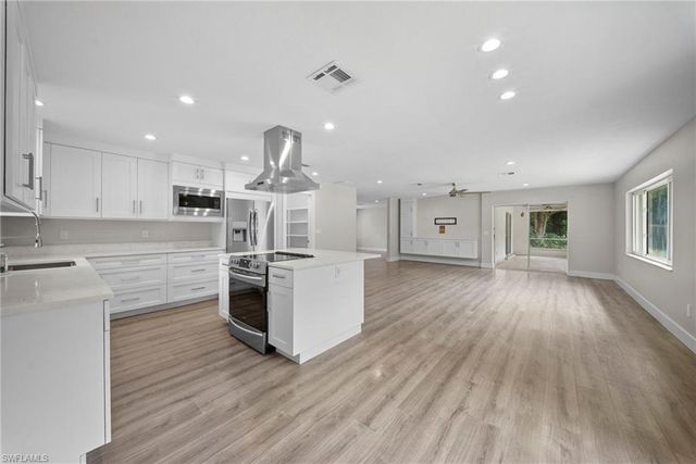 5750 Westport LN, Naples, FL 34116