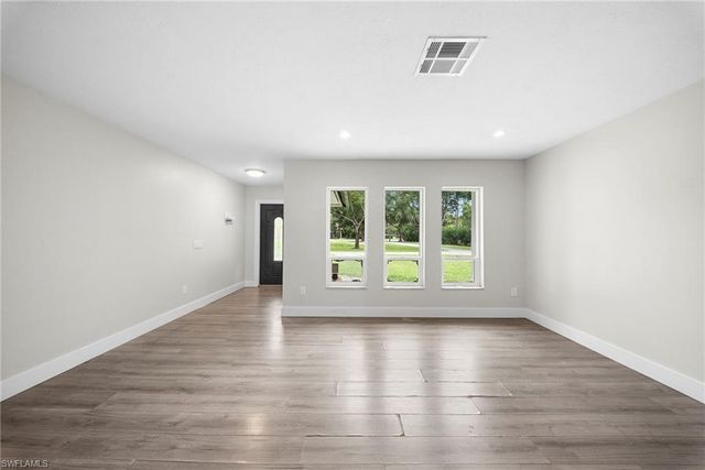5750 Westport LN, Naples, FL 34116