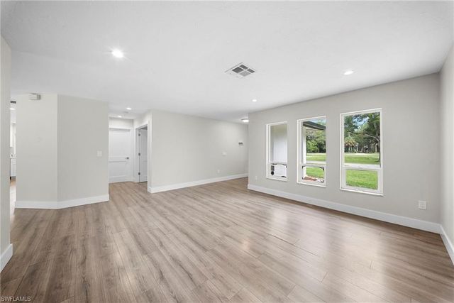 5750 Westport LN, Naples, FL 34116