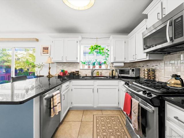 208 Hendrick Avenue E, Glen Cove, NY 11542