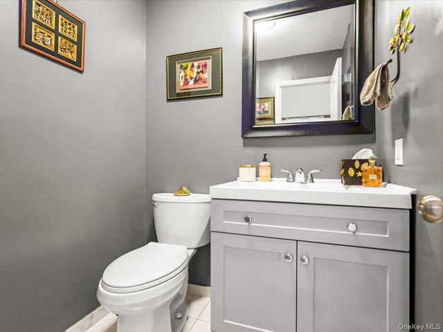 208 Hendrick Avenue E, Glen Cove, NY 11542