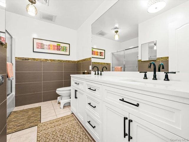 208 Hendrick Avenue E, Glen Cove, NY 11542