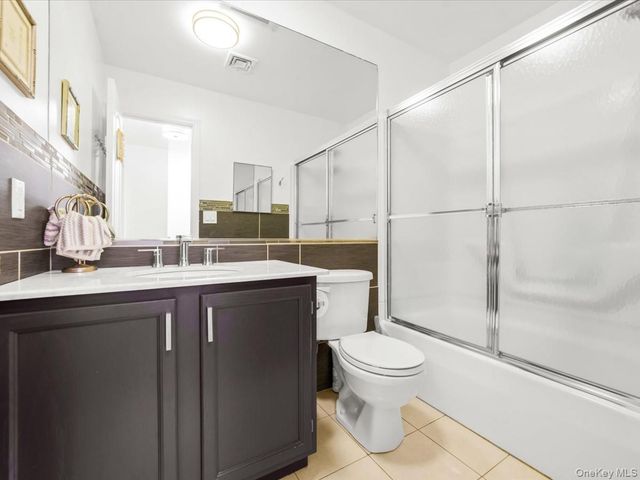 208 Hendrick Avenue E, Glen Cove, NY 11542