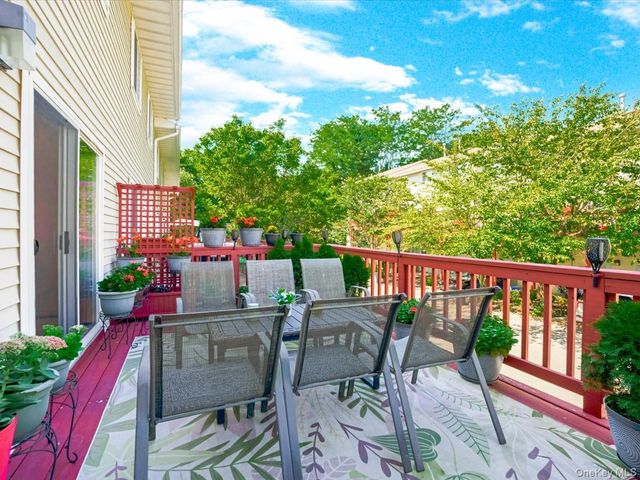 208 Hendrick Avenue E, Glen Cove, NY 11542