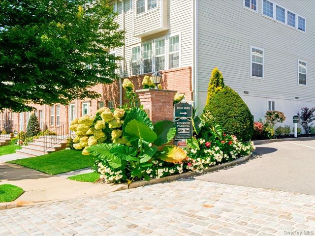 208 Hendrick Avenue E, Glen Cove, NY 11542