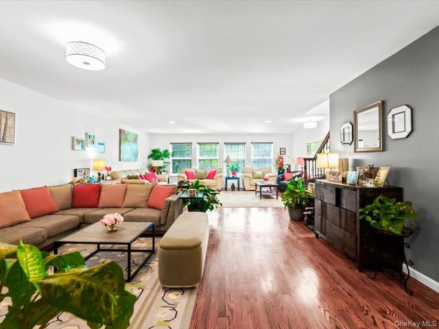 208 Hendrick Avenue E, Glen Cove, NY 11542