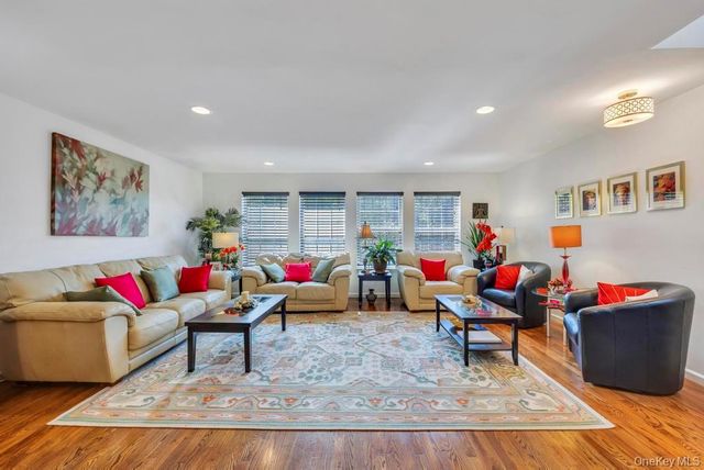 208 Hendrick Avenue E, Glen Cove, NY 11542