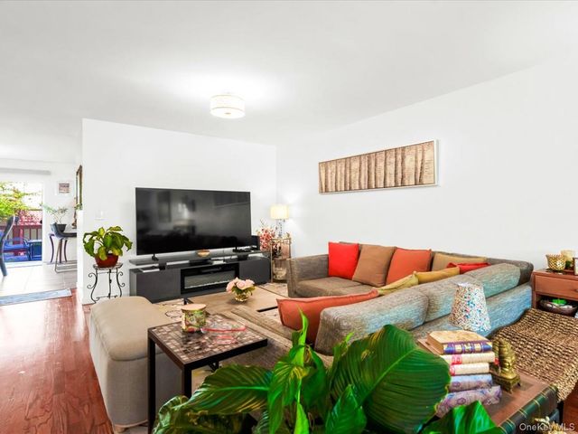 208 Hendrick Avenue E, Glen Cove, NY 11542
