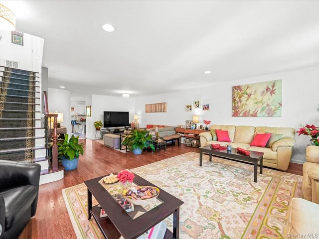 208 Hendrick Avenue E, Glen Cove, NY 11542