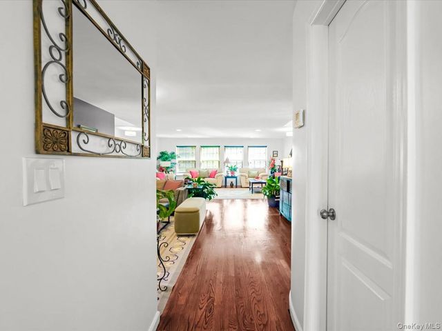 208 Hendrick Avenue E, Glen Cove, NY 11542