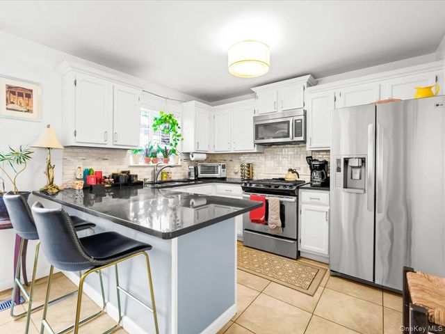 208 Hendrick Avenue E, Glen Cove, NY 11542