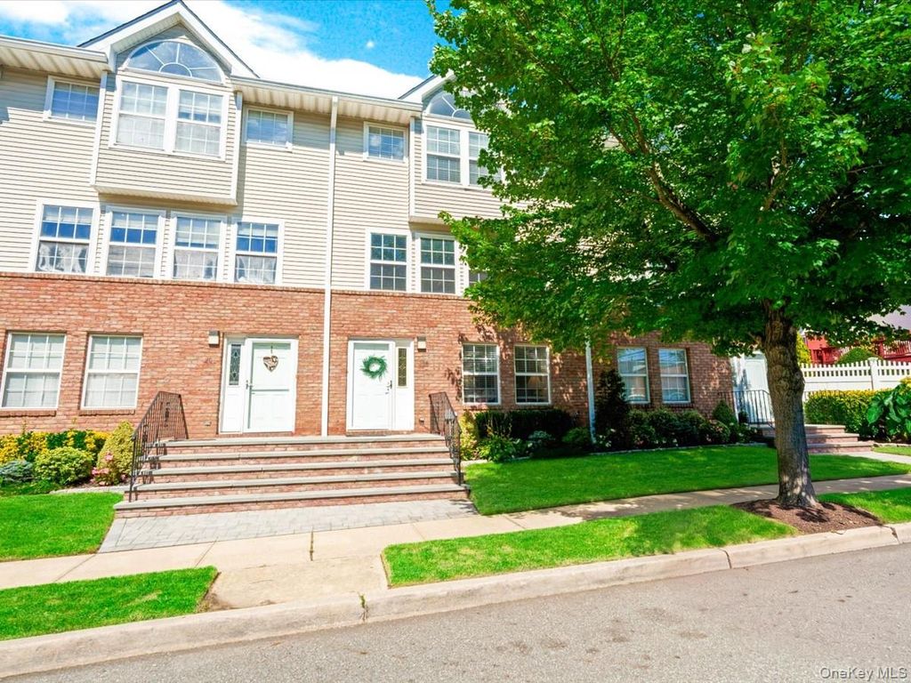 208 Hendrick Avenue E, Glen Cove, NY 11542