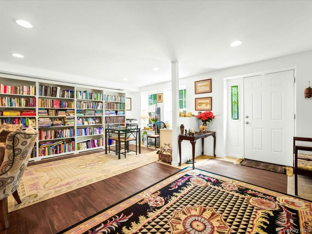 208 Hendrick Avenue E, Glen Cove, NY 11542 — photo 2
