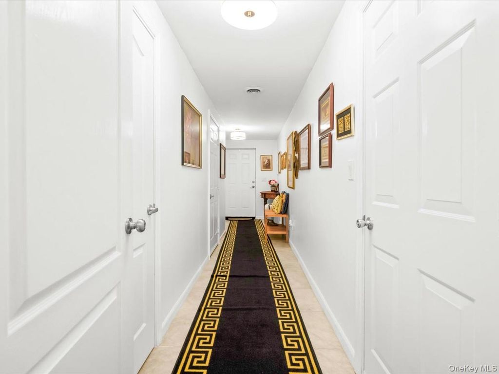 208 Hendrick Avenue E, Glen Cove, NY 11542 — photo 3