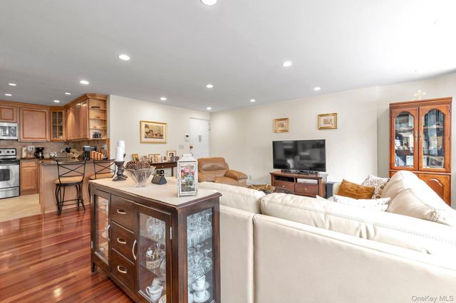 162-11 9th Avenue 2D, Beechhurst, NY 11357