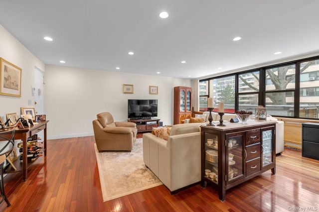 162-11 9th Avenue 2D, Beechhurst, NY 11357