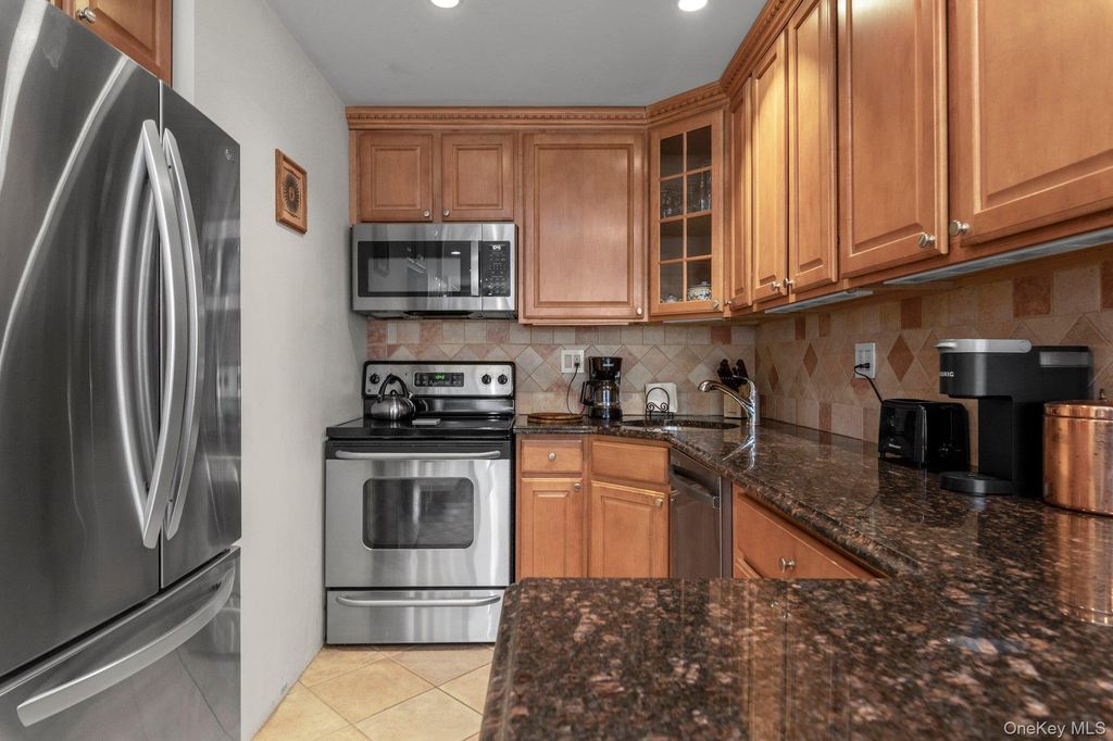 162-11 9th Avenue 2D, Beechhurst, NY 11357