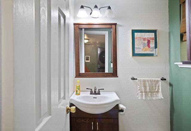 255 Queens Branch Road, Rogue River, OR 97537