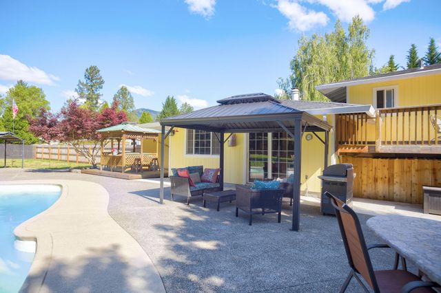 255 Queens Branch Road, Rogue River, OR 97537