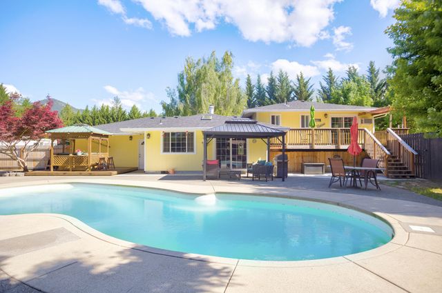 255 Queens Branch Road, Rogue River, OR 97537