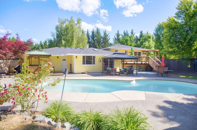 255 Queens Branch Road, Rogue River, OR 97537