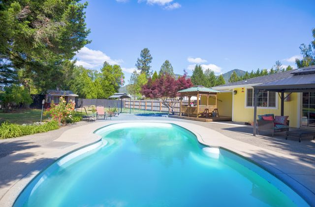 255 Queens Branch Road, Rogue River, OR 97537