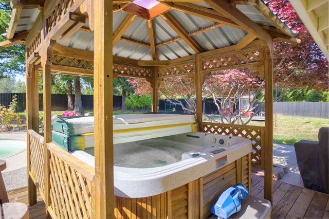 255 Queens Branch Road, Rogue River, OR 97537