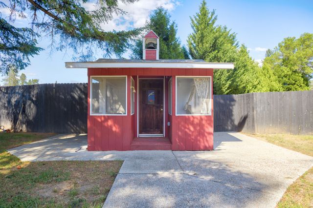 255 Queens Branch Road, Rogue River, OR 97537