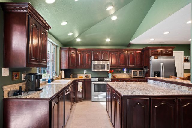 255 Queens Branch Road, Rogue River, OR 97537