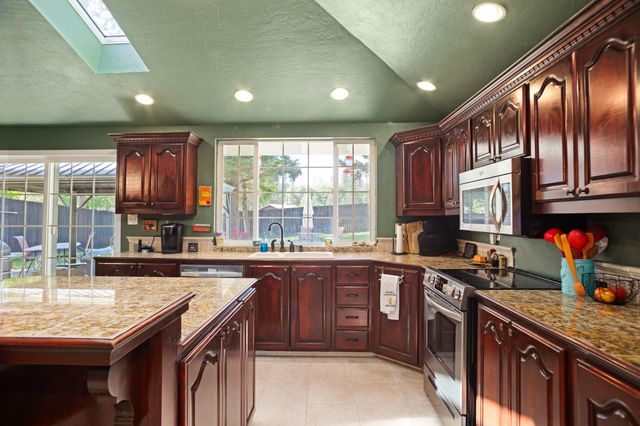 255 Queens Branch Road, Rogue River, OR 97537